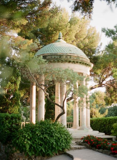 A beautiful gazebo.  Read More: https://www.stylemepretty.com/vault/image/6794850 Villa Ephrussi, Greek Garden, Riviera Wedding, French Riviera Wedding, Tattoo Plant, Royal Aesthetic, Royal Garden, France Wedding, Interior Modern