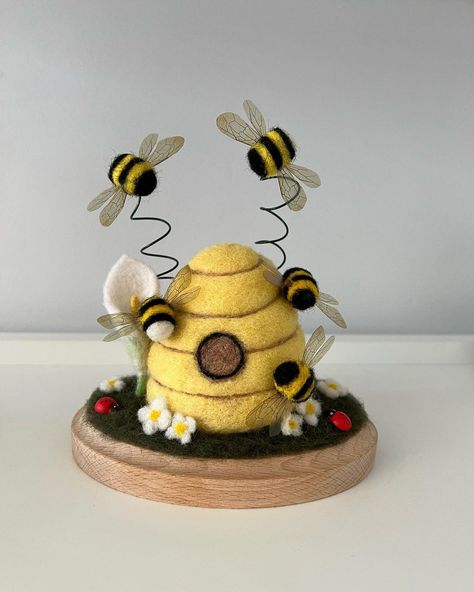 Yuniku Designs on Instagram: “Now available on the website 🐝🐝 Needle felted beehive spring scene. All needle felted individually using sustainable wool and mounted on…” Felting Gifts, Felted Bee, Nature Themed Nursery, Felted Creatures, Tovad Ull, Felting Animals, Bee Flowers, Flowers Nursery, Bee Wings