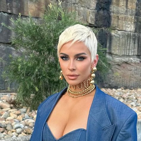 Pixie Platinum Blonde Hair, Swing Bob Haircut, Ellie Gonsalves, Stacked Inverted Bob, Celebrity Pixie Cut, Inverted Bob Haircut, Short Platinum Blonde Hair, Hairstyles Trending, Shaggy Bob Haircut