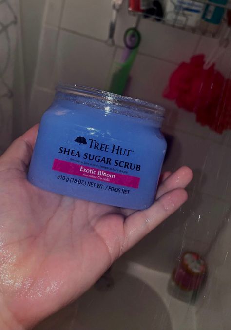 Hygiene Combos, Baddie Hygiene, Body Scrub Aesthetic, Tree Hut Body Scrub, Scent Combos, Shower Products, Shower Thoughts, Best Lip Gloss, Social Life Hacks