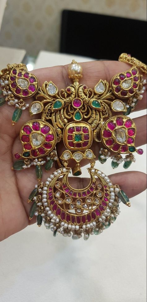 Kundan Lockets Jewellery Designs, Kundan Lockets Gold, Kundan Pendants Indian, Antique Lockets Gold, Lockets Gold Indian, Beads Jewelry Indian Gold, Kundan Pendants, Nakshi Jewellery, Gold Temple Jewellery