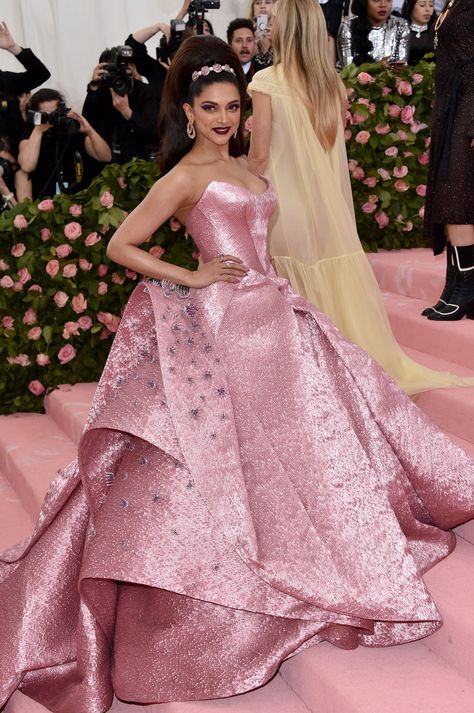 Indian Icon Deepika Padukone Looked Straight From the Heavens at the Met Gala Lorraine Schwartz, Gala Themes, Met Gala Outfits, Met Gala Dresses, Fashion Gal, Met Gala Red Carpet, Red Carpet Look, The Met Gala, Gala Dresses