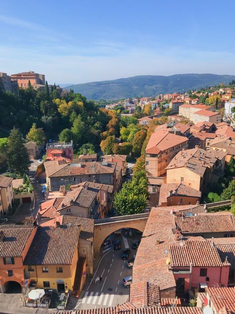 #perugia #italy #sunny #italian #italia Italian Neighborhood Aesthetic, Italy Astetics, Greece Vibes, Italy Culture, Perugia Italy, Italy Vibes, Italy Beaches, Italy Architecture, Italian City