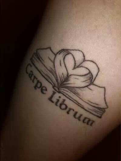 Seize the book. LOVE THIS! WHAT IVE BEEN LOOKING FOR Book Themed Tattoos, Reader Tattoo, Writer Tattoo, Book Inspired Tattoos, Book Lover Tattoo, Fandom Tattoos, Themed Tattoos, Bookish Tattoos, Nice Tattoos