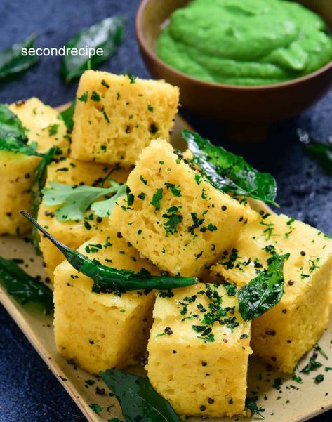 Instant khaman dhokla Easy Microwave Recipes, Khaman Dhokla, Microwave Recipe, Gujarati Snacks, Dhokla Recipe, Tandoori Masala, Chaat Recipe, Gujarati Recipes, Tea Time Snacks