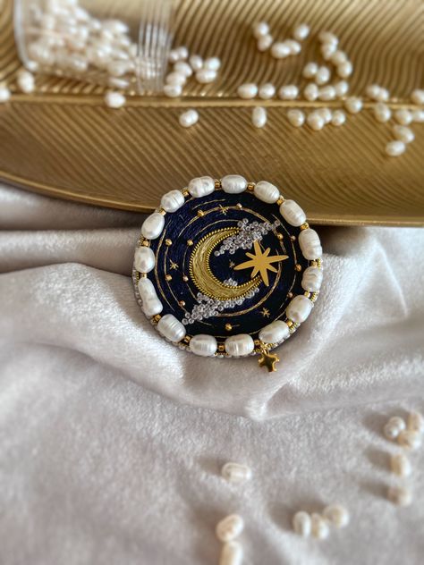 Moon Bead Embroidery, Moon Brooch, Embroidery Pearls, Embroidered Brooch, Embroidery Brooch, Moon Embroidery, Modern Hand Embroidery Patterns, Embroider Ideas, Yarn Bracelets