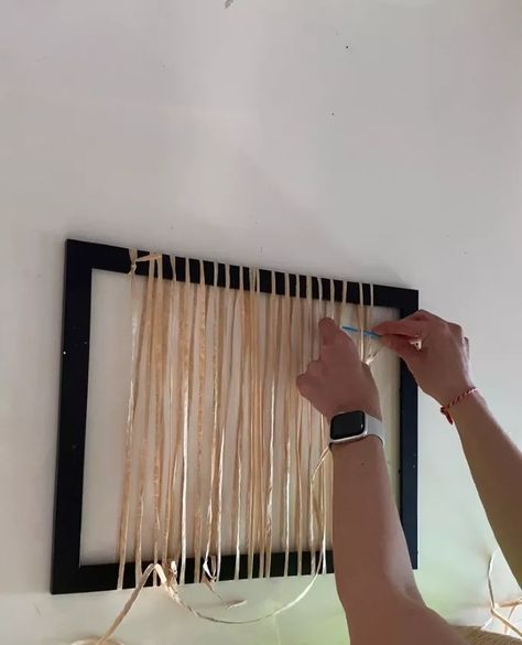 Raffia Paper Ribbon Crafts, How To Weave Raffia, Weaving With Raffia, Raffia Wall Decor, Raffia Weaving, Woven Wall Hanging Diy, Paper Ribbon Crafts, Mat Weaving, Raffia Placemat