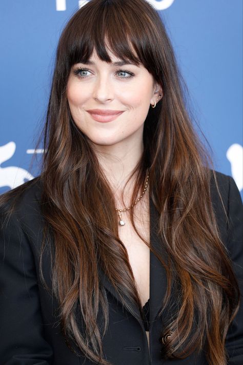 Dakota Johnson Bangs, Dakota Johnson Hair, Pale Skin Makeup, Layered Haircuts With Bangs, Dakota Mayi Johnson, New Hair Do, Long Hair With Bangs, Haircuts For Long Hair, Hair Inspiration Color