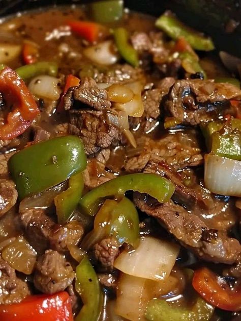 The Pioneer Woman Ree Drummond Community! | PEPPER STEAK IN A CROCK POT -  OMG DON'T LOSE THIS😋 | Facebook Peper Steak, Beef And Peppers, Crockpot Pepper Steak, Crockpot Stuffed Peppers, Pepper Steak Recipe, Slow Cooker Stuffed Peppers, Beef Sirloin, Pepper Steak, Healthy Slow Cooker