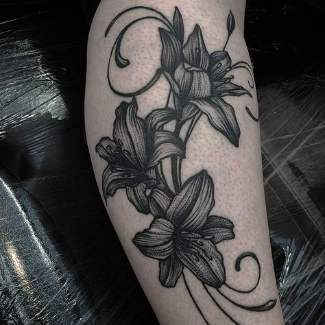 Black And Grey Lilac Tattoo, Violets Tattoo Black And White, Kelly Violet Tattoo, Gothic Lily Tattoo, Foxglove Tattoo Black And White, Lily Tattoos, Woman Tattoos, Lily Tattoo, Tattoo Ink