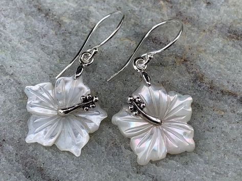 bellafleurz Kailua Kona, Jewelry Accessories Ideas, Dope Jewelry, Thrift Finds, Funky Jewelry, Hibiscus Flower, Jewelry Lookbook, Mode Inspo, Jewelry Inspo