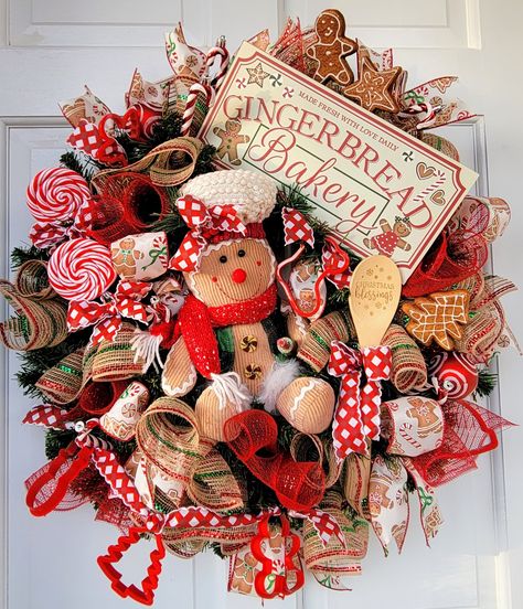 Gingerbread Mesh Wreath, Gingerbread Wreath Ideas, Gingerbread Wreaths, Gingerbread Kitchen, Christmas Extravaganza, Diy Gingerbread, Gingerbread Wreath, Easter Mesh Wreaths, Gingerbread Christmas Tree