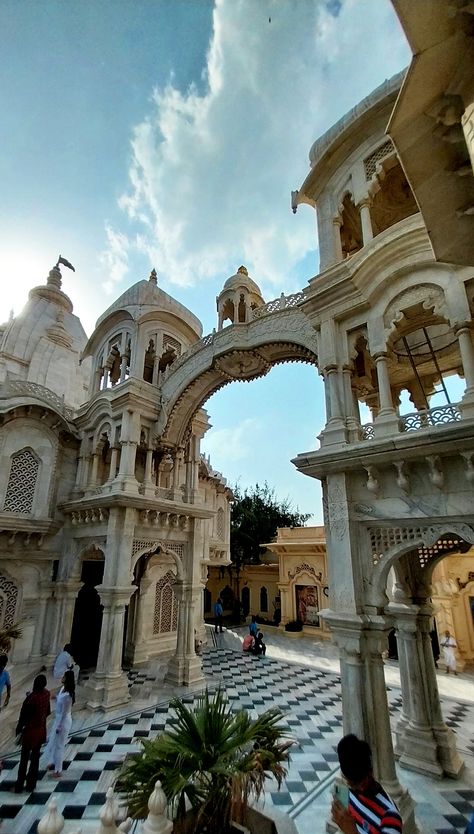 Isckon Temple Aesthetics, Prem Mandir Vrindavan Aesthetic, Indian Asthetics Photos, Mathura Aesthetic, Iskon Temple Vrindavan, Mandir Aesthetic, Vrindavan Aesthetic, Vrindavan Dham Images, Vrindavan Photography Pictures