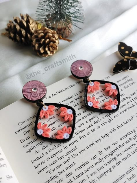 Using books as base background along with vertical elements for product photography Handmade Jewellery Photography, Quilling Paper Earrings, Quilling Ideas Earrings, Paper Earing, Quilling Earrings Jhumkas, Diy Quilling Earrings, Quill Earrings, Diy Macrame Earrings, Quilling Jewellery