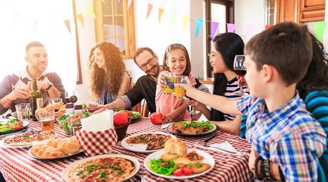 Family Eating Together, Fam Photos, Serving Basket, Kitchen Counter Organization, Fruit Baskets, Wicker Storage, Eat Together, Decorative Baskets, Family Eating