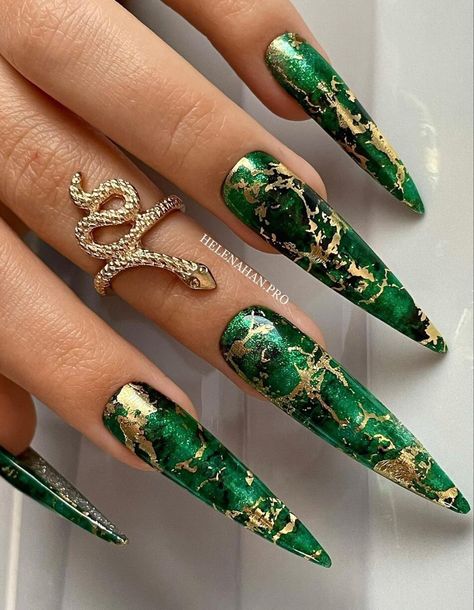 Gold Stiletto Nails, Acrylic Nails Stiletto, Stilleto Nails Designs, Dragon Nails, Black Stiletto Nails, Natural Nail Art, Long Stiletto Nails, Glitter Nails Acrylic, Nails Stiletto