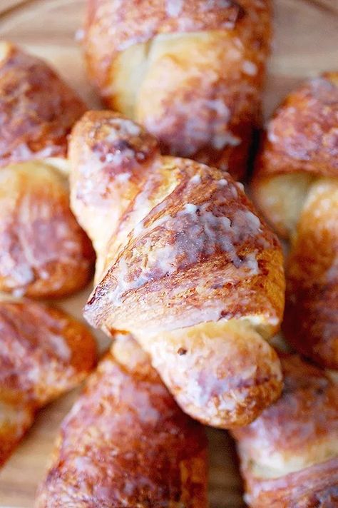 Mascarpone cream filled croissant Mascarpone Bread, Croissant Donut Recipe, Filled Croissant Recipe, Croissant Ideas, Filled Croissant, Filled Croissants, Breakfast Croissants, Croissant Donut, Donut Filling