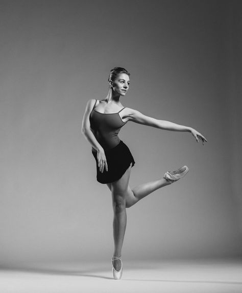 Dance Picture Poses Ballet, Ballet Photoshoot Poses Easy, Ballet Pictures Poses Photo Ideas, Pointe Photoshoot Poses, Pointe Shoe Poses, Pointe Dance Poses, Ballet Photo Poses, Pointe Shoe Photography Poses, Easy Pointe Poses