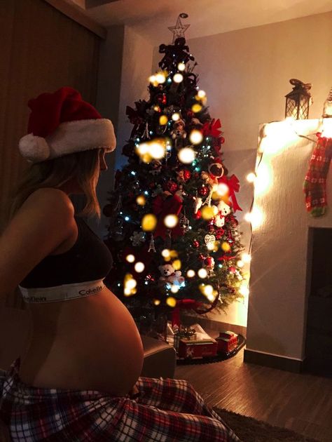 Half Baked Pregnancy Photo Christmas, Half Baked Christmas Pregnancy, Baby Announcing Ideas Christmas, Half Baked Pregnancy Photo, Maternity Christmas Pictures, Christmas Pregnancy Photos, Winter Maternity Pictures, Bump Pics, Photo Shoot Poses