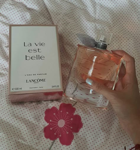 Lancome La Vie Est Belle Perfume, La Vie Est Belle Perfume, Belle Aesthetic, Lancome La Vie Est Belle, Lancome Perfume, Love Bells, 100ml Bottle, Expensive Perfume, Xmas Wishes