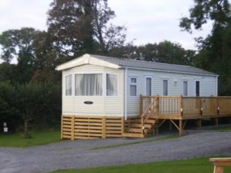 Top Tips For Static Caravan Holidays Static Caravan Makeover Exterior, Static Caravan Decking Ideas, Caravan Decking Ideas Static, Bloxburg Caravan, Caravan Exterior Ideas, Static Caravan Makeover, Caravan Decking, Single Wide Trailer Remodel, Caravan Exterior