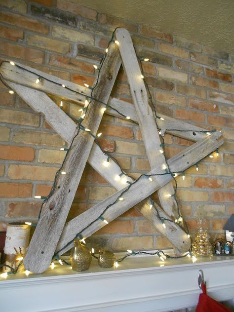 Rustic Christmas Crafts, Old Fence Boards, Rustic Chicken, Rustic Lamp, Rustic Cafe, Kitchen Rustic, Fence Boards, Old Fences, Modern Fence