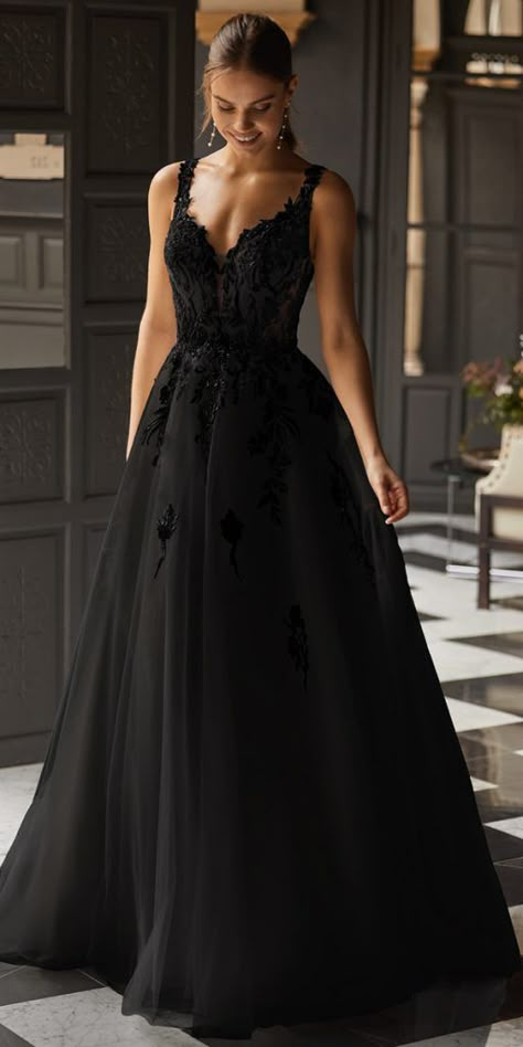 Wedding Dresses A Line Lace, Black Gothic Wedding Dresses, Dark Wedding Ideas, Black And White Wedding Dresses, Noir Wedding, Haunted Wedding, Wedding In Black, Black Gothic Wedding, Gothic Wedding Dresses