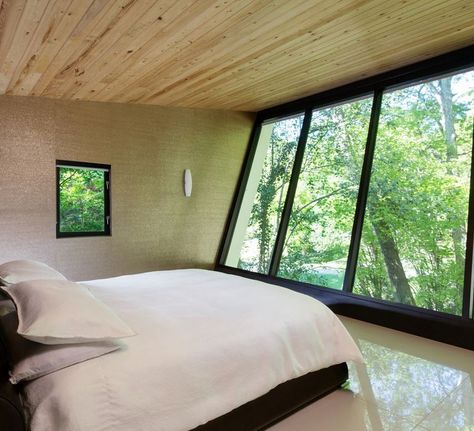 Modern bedroom with slanted windows and a forest view Bedroom Garden View, Slanted Windows, White Porcelain Tile, Cabin Bedroom, Bedroom Garden, Modern Condo, Georgia Homes, Forest View, Modern Staircase