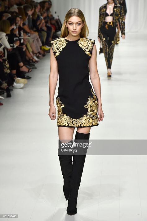 Supermodel Gigi Hadid walks the runway at the Versace Spring Summer 2018 fashion show during Milan Fashion Week on September 22, 2017 in Milan, Italy. Alexander Mcqueen Ready To Wear, Sara Foster, Versace Clothing, Versace Runway, Dress Sketch, Gigi And Bella, Versace Fashion, Atelier Versace, Gigi Bella