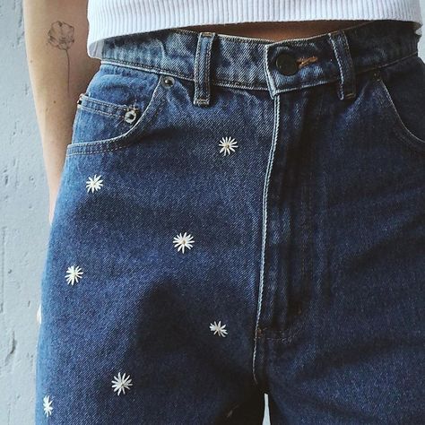 DMC (@dmc_embroidery) • Instagram photos and videos Embroidered Jeans Diy, Diy Denim Shorts, Beginning Embroidery, Embroidery Jeans Diy, Jeans Refashion, Sparkle Jeans, Diy Belt For Dresses, Embroidery Pants, Flowers Daisies