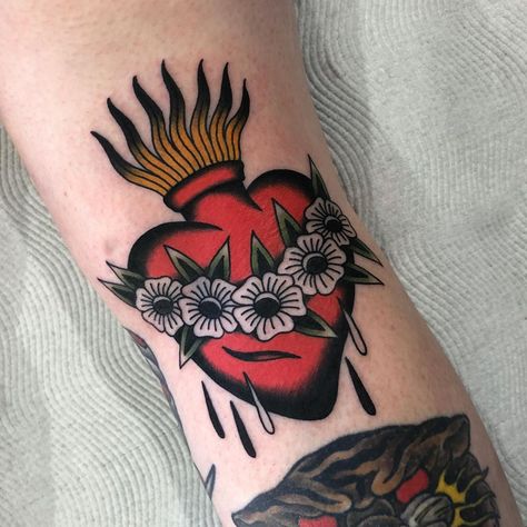 Heath on Instagram: “Knee ditch sacred heart for Stevie-Ray. Thanks for coming down!” Istanbul Tattoo, Small Traditional Tattoo, Red Flower Tattoos, Traditional Heart Tattoos, Simple Heart Tattoos, Sacred Heart Tattoos, Bright Tattoos, Heart Tattoos, Heart Tattoo Designs