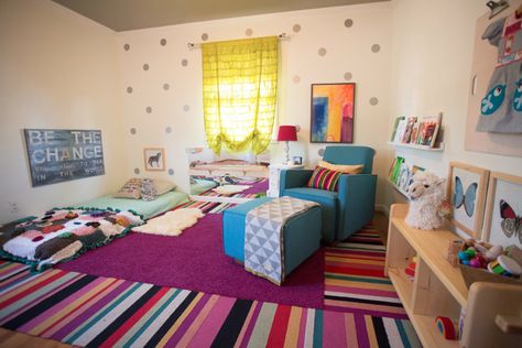 OBSESSED with this nursery!  Project Nursery - montessori nursery Montessori Baby Bedroom, Camera Montessori, Toddler Independence, Montessori Kids Room, Montessori Infant Room, Eclectic Nursery, Montessori Nursery, Montessori Bedroom, Montessori Room