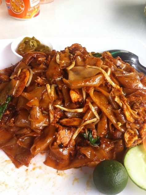 Mee Kuay Teow Goreng Kuey Teow Goreng, Mee Goreng, Japchae, Food And Drink, Yummy Food, Collage, Ethnic Recipes, Pins, Quick Saves