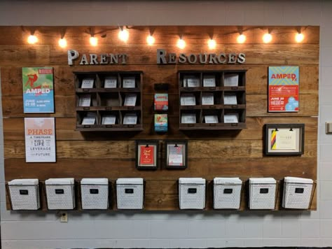 Found on Bing from www.pinterest.com Resource Room Ideas, Parent Resource Wall, Parent Room, Church Welcome Center, Childrens Ministry Decor, Kids Church Rooms, Kids Church Decor, Church Lobby, Sunday School Rooms