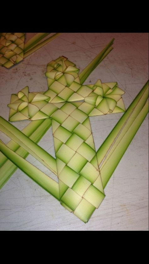 Tina M / Pinterest Palm Sunday Decorations, Palm Cross, Palm Sunday Crafts, Palm Frond Art, Flax Weaving, Origami Tutorial Easy, Palm Branch, Church Flowers, Leaf Crafts