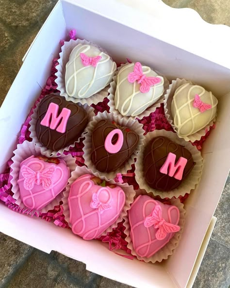 Happy Mothers Day Strawberries, Mother’s Day Baked Goods, Mother’s Day Strawberry Boxes, Mother’s Day Treats Idea, Mothers Day Treat Ideas, Mother’s Day Chocolate Covered Strawberries, Mothers Day Chocolate Covered Strawberry, Mothers Day Strawberries Boxes, Mothers Day Dessert Boxes