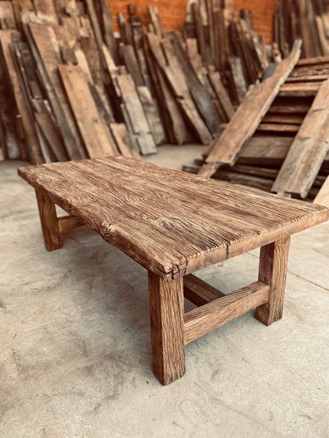 Coffee Table Reclaimed Wood, Reclaimed Wood Coffee Table Rustic, Homemade Coffee Tables Wood, Rustic Coffee Table Ideas, Reclaimed Barn Wood Projects, Rustic Workshop, Rectangle Wood Coffee Table, Barn Wood Table, Wood Dinner Table