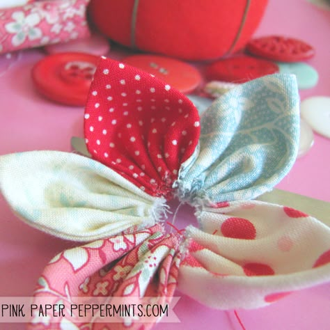 Super quick & easy DIY fabric flower tutorial via Melissa @ Pink Paper Peppermints Easy Fabric Flowers, Flower Fabric Pattern, Sewing Project Ideas, Ribbon Flower Tutorial, Making Fabric Flowers, Fabric Flower Tutorial, Felt Flower Headband, Handmade Flowers Fabric, Cloth Flowers