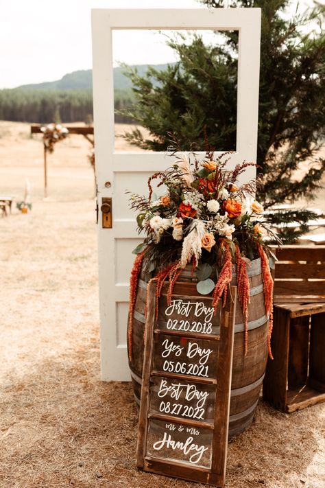 October Wedding Rustic, Farmhouse Theme Wedding, Wedding Ceremony At Tables, Burgundy Wedding Country, Saloon Wedding Theme, Wedding Fall Centerpieces Diy, Wedding Arbor Indoor, Western Floral Arrangements Wedding, Glass Jug Wedding Decor