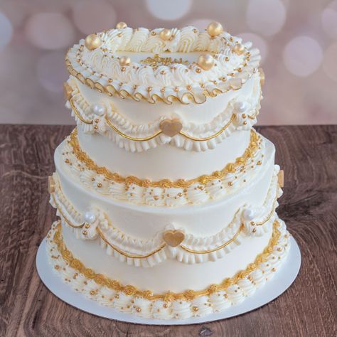 Celebrate your once-in-a-lifetime golden gluten-free birthday with this 2-tier gold & white Victorian heart cake. "Stay Golden" my friends. White And Gold Cake 2 Tier, 2 Tier Gold Cake, White And Gold Vintage Cake, Gold And White Cakes, 2 Tier Heart Cake, Gold Two Tier Cake, Golden Cake Design, Cream And Gold Cake, White And Golden Cake