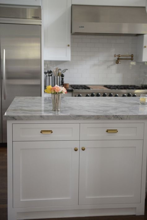 Dolomite counters (alternative to marble, often called "super white granite") Carera Marble, Super White Granite, Carara Marble, Kitchen Grey, Benjamin Moore Gray, Kitchen Green, Marble Kitchen, White Granite, Up House