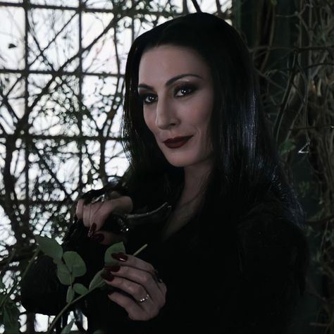 Morticia Addams 1991, Morticia Addams Makeup, Morticia Addams Costume, Addams Family Morticia, Morticia And Gomez Addams, Paramount Movies, Addams Family Values, Charles Addams, Gomez And Morticia