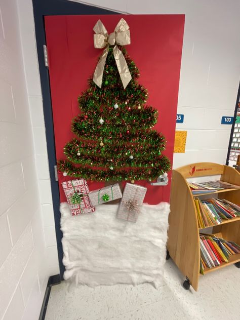 Christmas Tree On Door Classroom, College Dorm Door Decorations Christmas, Christmas Door Display Classroom, Christmas Locker Decorations, Christmas Tree Door Classroom, Christmas Tree On Door, Easy Christmas Door Decorations, Classroom Door Ideas Christmas, Christmas Tree Door Decorations