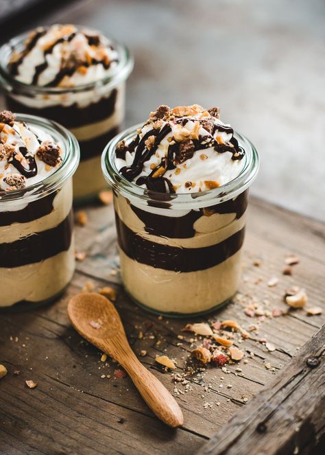 Mousse Parfait, Parfait Recipe, Mason Jar Desserts, Peanut Butter Mousse, Parfait Recipes, Dessert In A Jar, Chocolate And Peanut Butter, Individual Desserts, Mousse Recipes