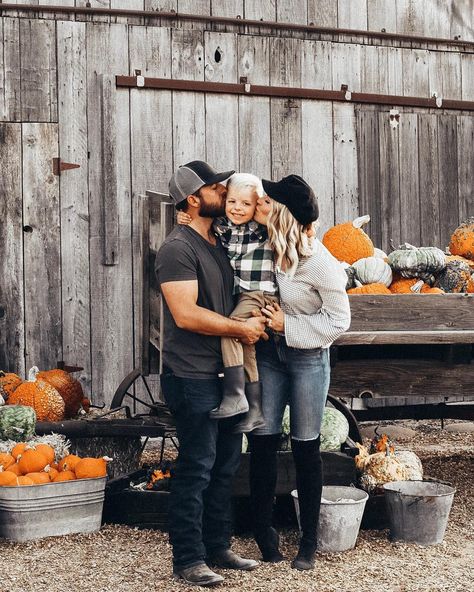 pumpkin picking Pumpkin Farm Family Pictures, Family Photos At Pumpkin Patch, Family Photoshoot Pumpkin Patch, Pumpkin Patch Pictures Family, Pumpkin Patch Family Photos Outfit, Family Pumpkin Patch Photoshoot, Fall Family Photos Pumpkin Patch, Pumpkin Patch Family Outfits, Family Pumpkin Patch Pictures Outfits