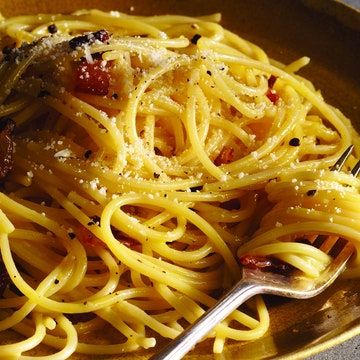 Carbonara Guanciale, Classic Carbonara Recipe, Classic Carbonara, Pecorino Romano, Carbonara Recipe, Pasta Carbonara, Carbonara Pasta, Spaghetti Carbonara, Yummy Pasta Recipes