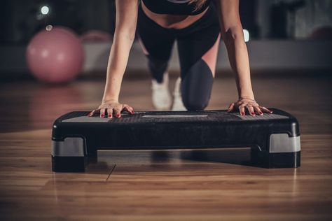 The step is for more than cardio. Try these 24 moves using a step to tone your core, arms and build total-body strength and agility. Step Exercises, Step Bench, Psoas Stretch, Aerobic Step, Step Aerobics, Workout Stations, Bench Workout, Body Combat, Whole Body Workouts