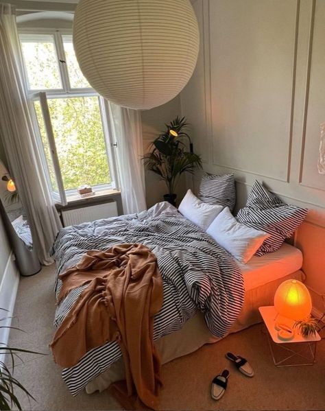 Cici and Locke's Cosy, Relaxed, and Elegant Berlin Home Ikea Bedroom Ideas, Scandinavian Bedroom Ideas, Berlin Home, Home Ikea, Scandi Bedroom, Dorm Decoration, Ikea Bedroom, Scandinavian Bedroom, Scandinavian Interior