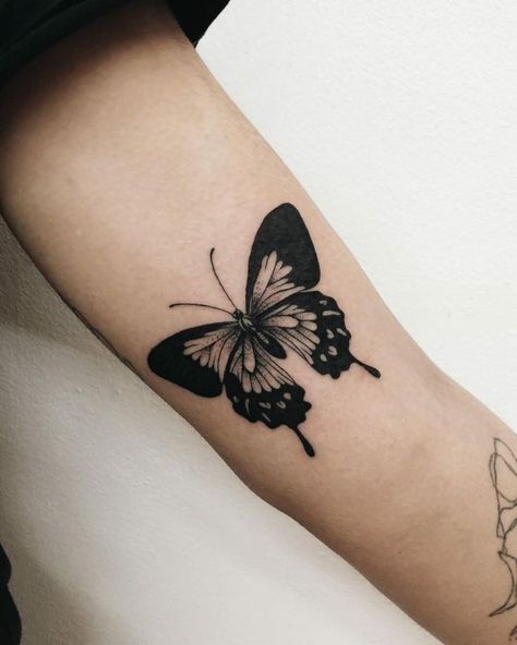 Mariposa Tattoo, Tatuaje Cover Up, Butterfly Tattoo Cover Up, Black Butterfly Tattoo, Butterfly Tattoo Stencil, Elements Tattoo, Tattoo Cover-up, Cover Up Tattoo, Feminine Tattoos