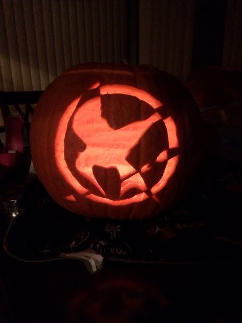 Hunger games pumpkin🔥 Hunger Games Pumpkin, Halloween Pumpkin Carving Stencils, Carving Stencils, Pumpkin Carvings Stencils, Halloween Pumpkins Carvings, Pumpkin Ideas, Carving Ideas, Halloween Pumpkin, Hunger Games